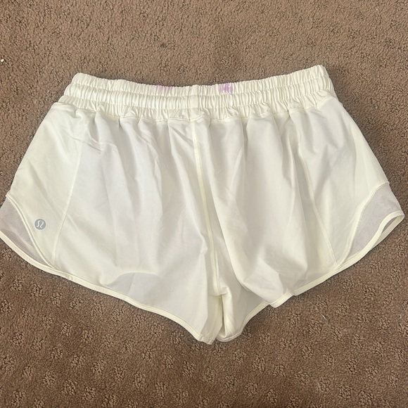 Lululemon size 10 2.5 inch low-rise hotty hots! - Picture 2 of 6